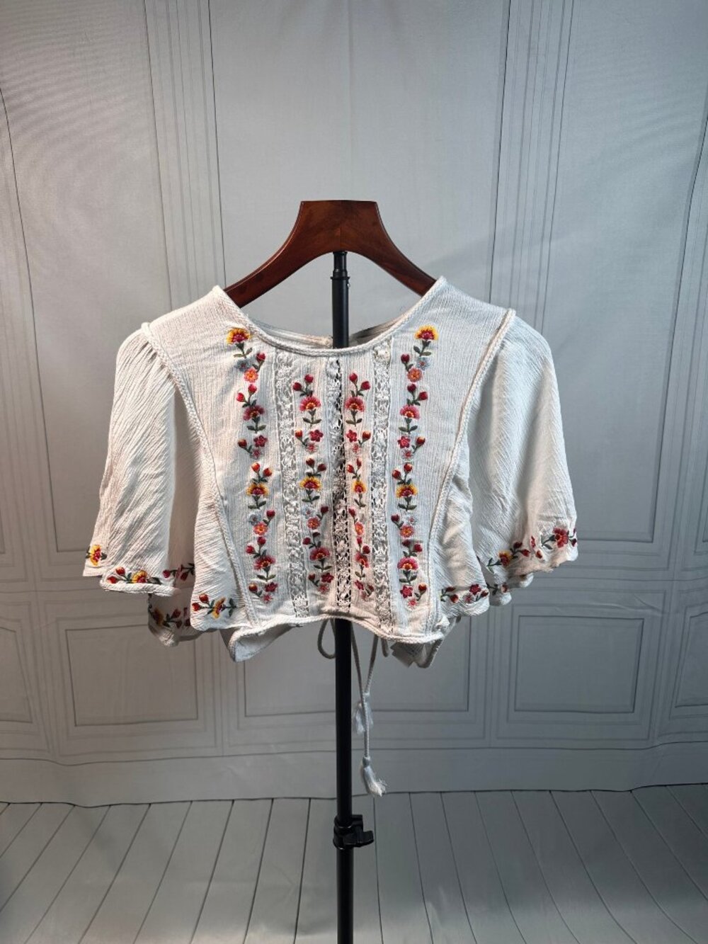 Forever 21 Large White Embroidered Cropped Top Floral Boho